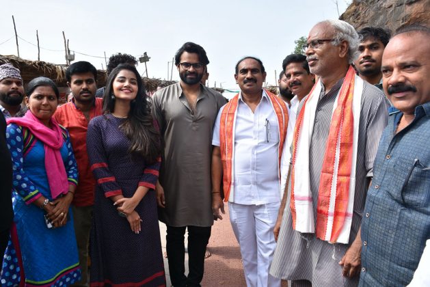 Tej I Love You Team at Vijayawada Kanaka Durga Temple Photos 2