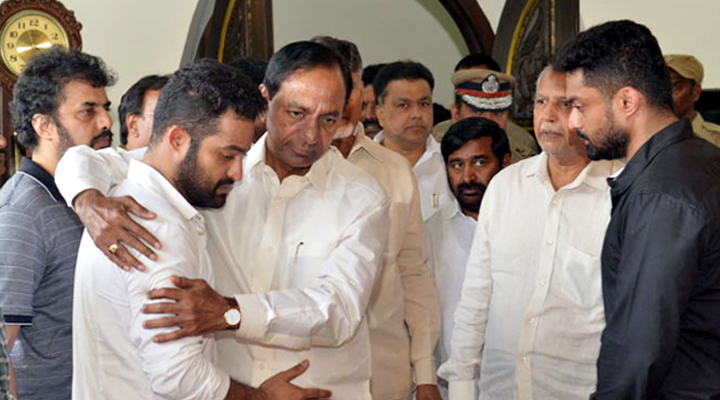 అధికార లాంఛనాలతో హరికృష్ణ అంత్యక్రియలు 1 11 20