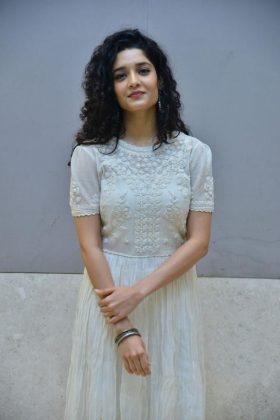 Ritika Singh at Neevevaro Press Meet 1