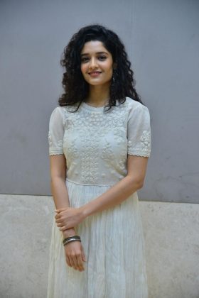Ritika Singh at Neevevaro Press Meet 2
