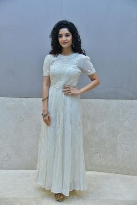 Ritika Singh at Neevevaro Press Meet 3