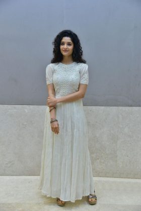 Ritika Singh at Neevevaro Press Meet 4