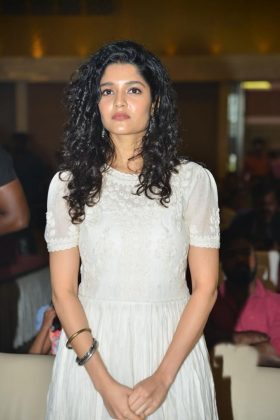 Ritika Singh at Neevevaro Press Meet 8