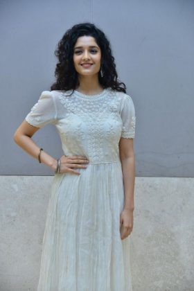 Ritika Singh at Neevevaro Press Meet 9