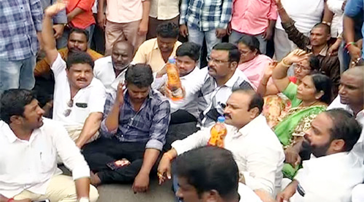 వంగవీటి ఇంటి వద్ద ఉద్రిక్తత 1 10 12