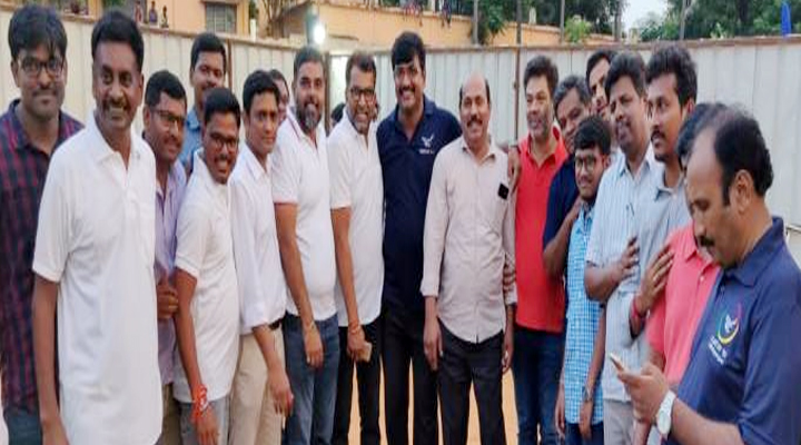 వైఎస్ జగన్కు సంఘీభావం తెలిపిన స్కూల్ ప్రెండ్స్ 1 10a 2