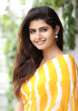 Ashima Nerwal Looking Beautiful In Saree 10