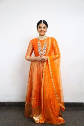 Sreemukhi Looking Beautiful In Lehenga 11