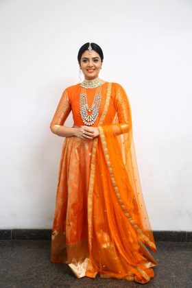 Sreemukhi Looking Beautiful In Lehenga 16