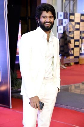 Vijay Deverakonda At Mirchi Music Awards South 5