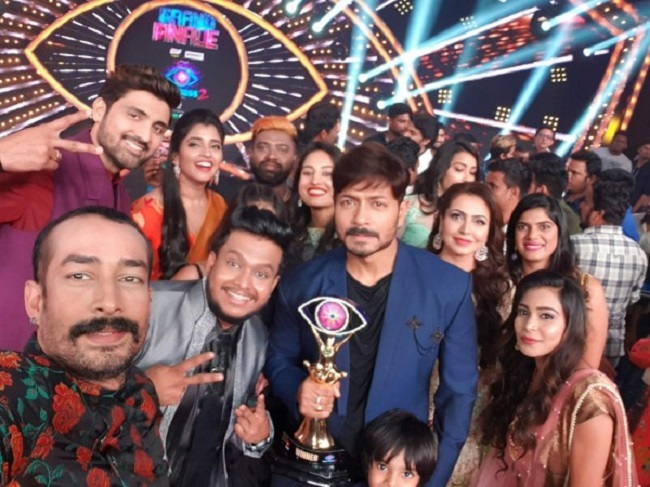 Kaushal Manda Lifts Bigg Boss Telugu 2 Trophy 1 kaushal BIGG boss 2 winner