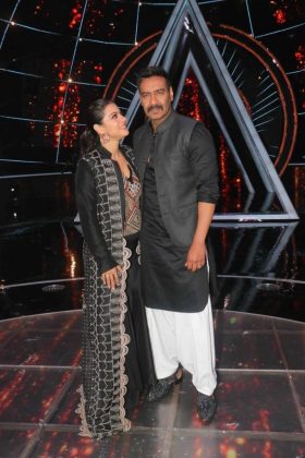 Ajay Devgn And Kajol At Indian Idol 10 4