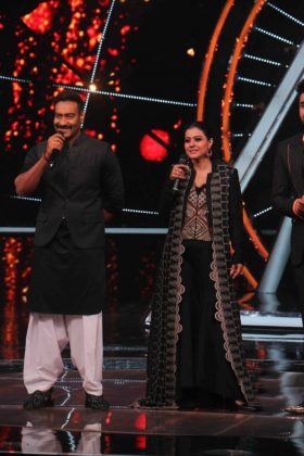 Ajay Devgn And Kajol At Indian Idol 10 6