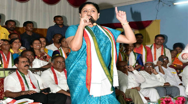 కేసీఆర్.. ఫామ్ హౌస్ నుంచి పాలిస్తున్నారు: విజయశాంతి 1 11 7