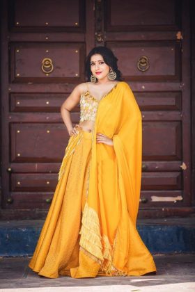 Rashmi Gautam Looks Stunning In Yellow 3