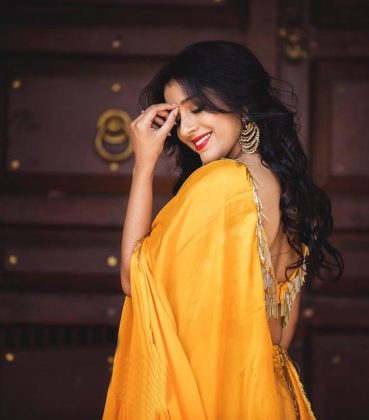 Rashmi Gautam Looks Stunning In Yellow1