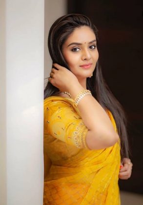 Sreemukhi in half Saree3
