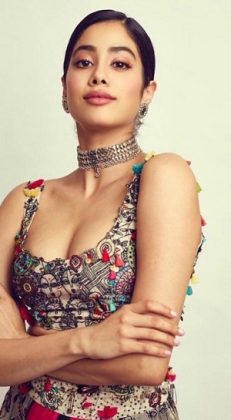 Jhanvi Kapoor Looking Gorgeous At Lions Gold Awards 2019 1