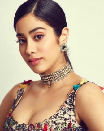 Jhanvi Kapoor Looking Gorgeous At Lions Gold Awards 2019 4