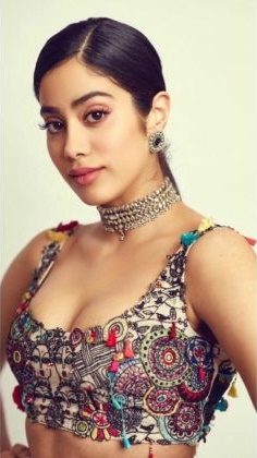 Jhanvi Kapoor Looking Gorgeous At Lions Gold Awards 2019 5