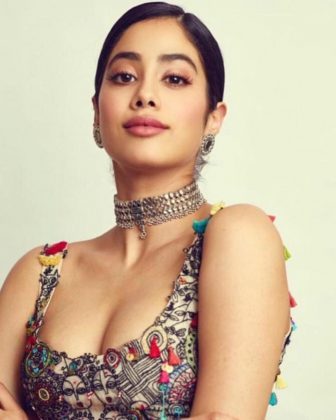 Jhanvi Kapoor Looking Gorgeous At Lions Gold Awards 2019 6