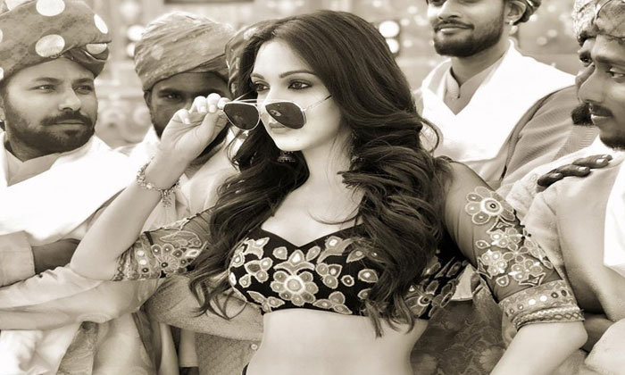 Kaira's latest VVR still 1 kaira advani VVR still