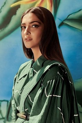 Sonam Kapoor Looks Stunning In Green 4