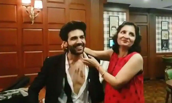 Actor dancing with his mother will melt your hearts 1 kartik aryan dance mother