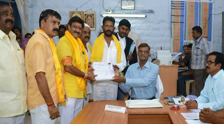 తెలుగు రాష్ట్రాల్లో నామినేషన్ల కోలాహలం 2 15a 1