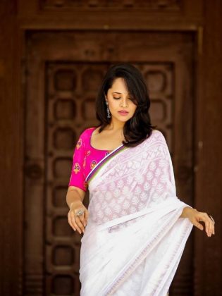 Anasuya Bharadwaj New Stills In Saree 4