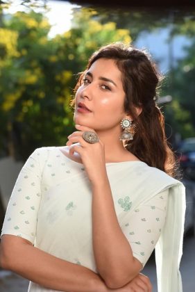 Raashi Khanna Gorgeous New Stills 1