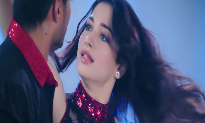 Tamannaah Bhatia liplock hrithik roshan