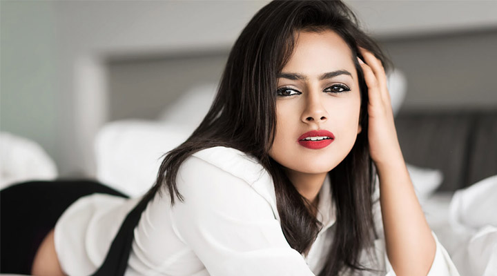 రచయిత్రిగా శ్రద్దా శ్రీనాధ్! 1 8 23