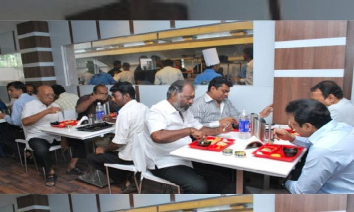 Clarion Hotel President food discount