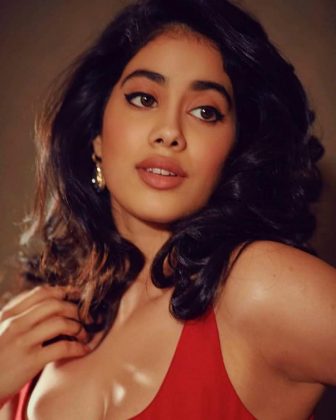 Janhvi Kapoor Looks Stunning In Red 4