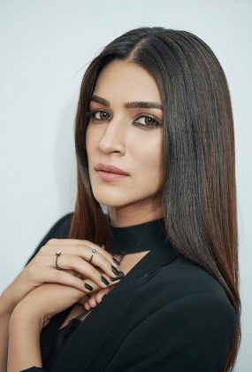 Kriti Sanon Looks Stunning In Balck 7