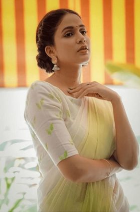 Lavanya Tripathi Looking Gorgeous In Saree 3