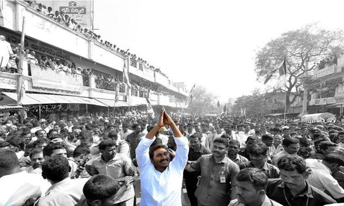 జగన్ ప్రచారంలో ఆయన వెంట ఉన్నదెవరు ? 1 YS Jagan with party men