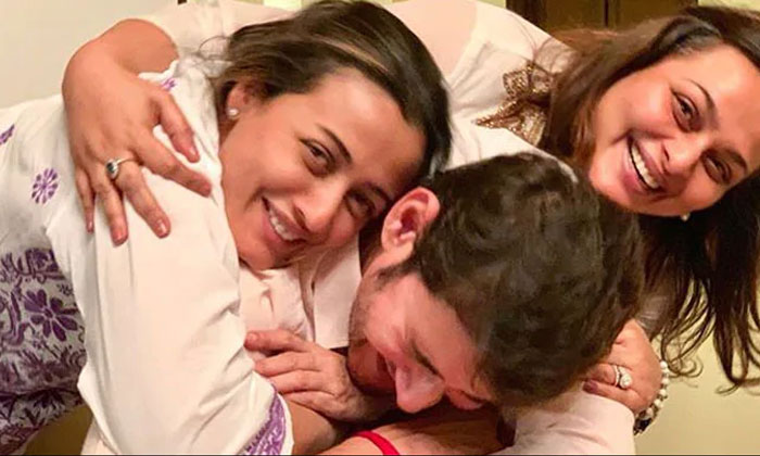 Mahesh Babu all smiles with Namrata, sister-in-law 1 mahesh babu namrata shilpa shirodkar