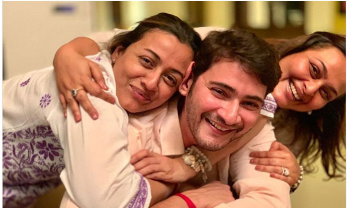 Mahesh Babu all smiles with Namrata, sister-in-law 2 mahesh babu shilpa shirodkar maharshi celebrations