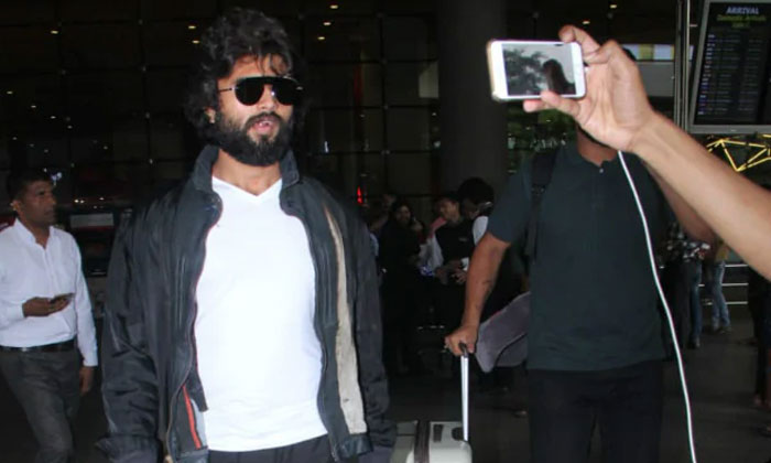 Vijay Deverakonda fan cries seeing him 1 vijay deverakonda fan cries