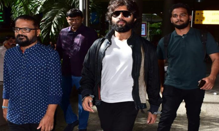 vijay deverakonda mumbai airport