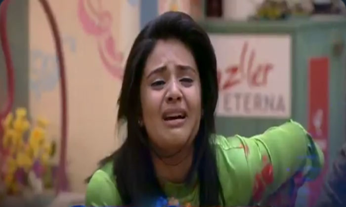 sreemukhi cries