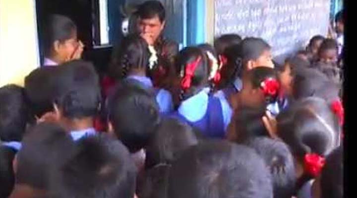 నూటికో కోటికో ఒక్కరూ.. అంటూ ఏడ్చిన విద్యార్థులు 1 2 5