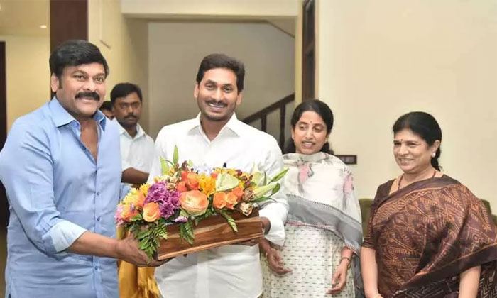 Chiranjeevi, Wife Surekha meet YS Jagan 1 chiranjeevi jagan meeting