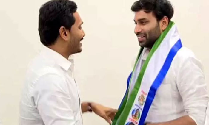 Devineni Avinash joins YSRCP