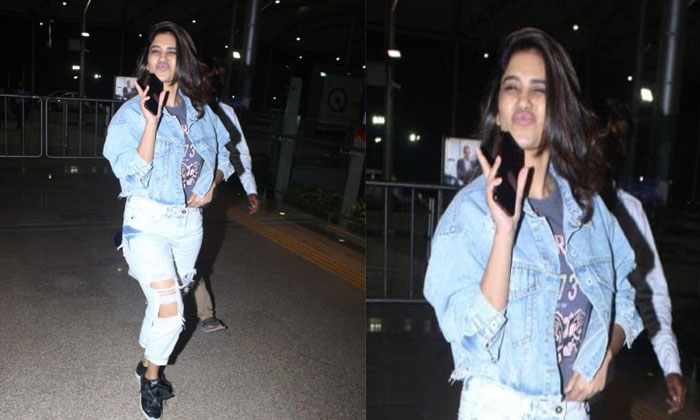 Nabha Natesh gives flying kisses 1 Nabha Natesh airport look