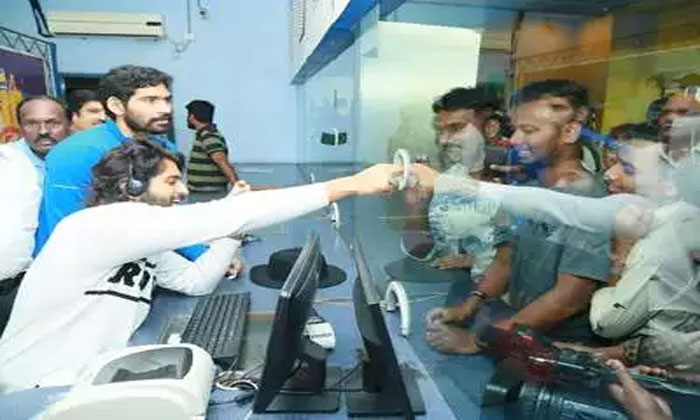 Vijay Deverakonda turns ticket seller 1 vijay deverakonda IMAX