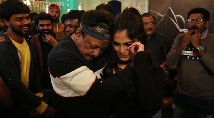 హీరోయిన్ కాళ్లమీద పడిన రామ్ గోపాల్ వర్మ.. 2 1a 5