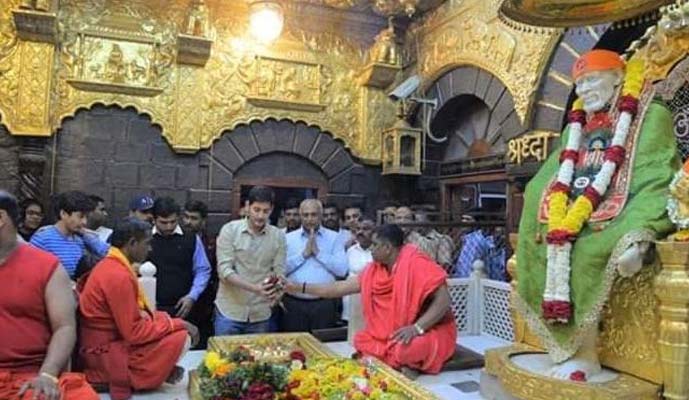 బాబాను దర్శించుకున్న మహేష్బాబు 1 7 25